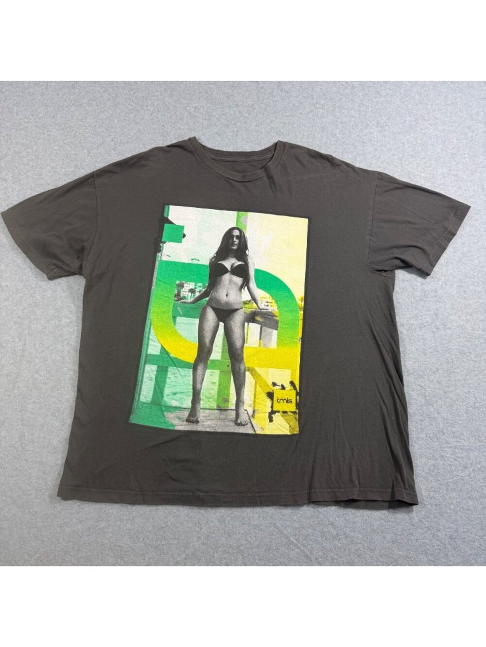 TMLS Men’s XL Gray Graphic T-Shirt Bikini Model Photo Print 100% Cotton Tee